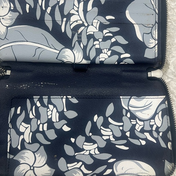 Louis Vuitton Women’s Zip Wallet - Picture 6 of 9